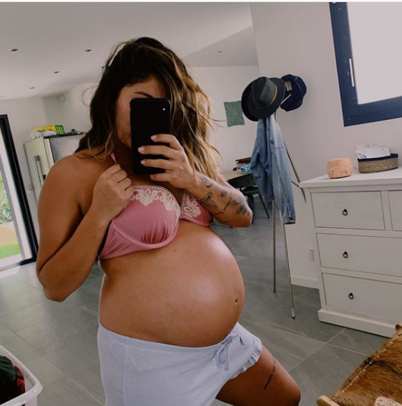 Anaïs Camizuli enceinte de 8 mois, elle prend la pose sur Instagram, le 9 juin 2019