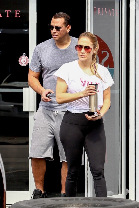 Jennifer Lopez et son compagnon Alex Rodriguez sortent de la salle de gym à Miami le 15 février 2019.