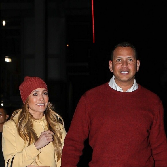 Exclusif - Jennifer Lopez et son compagnon Alex Rodriguez sortent main dans la main des bureaux de Live Nation Entertainment à Beverly Hills, le 17 décembre 2018.