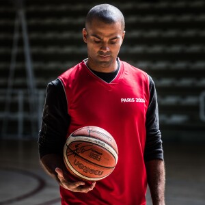 Tony Parker, quadruple champion NBA, rend visite à la classe de 5e Basket du collège Jean Zay à Bondy le 7 septembre 2018.