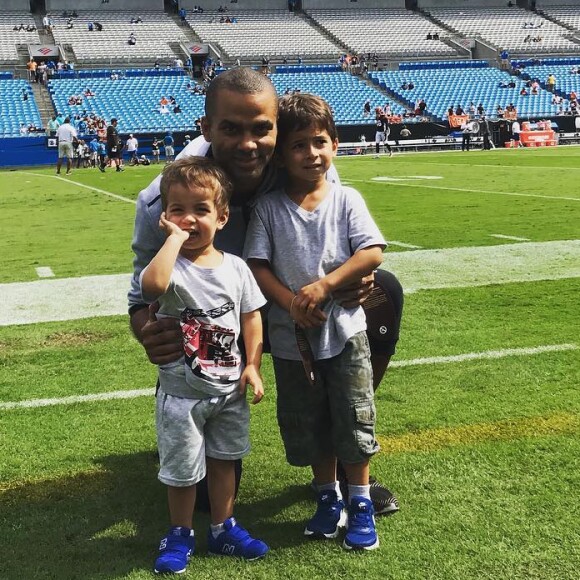 Tony Parker et ses fils Liam et Josh pour leur premier match de football américain, Instagram le 23 septembre 2018.