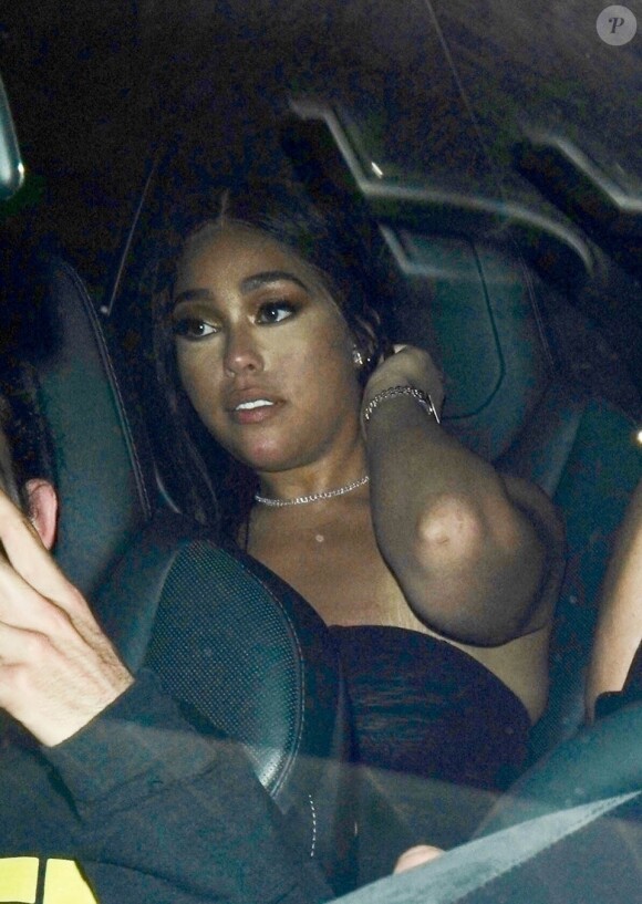 Jordyn Woods est allée fêter l'anniversaire de S. Karanikolaou au Bootsy Bellows à West Hollywood, Los Angeles. Jordyn fait 2 doigts d'honneur aux photographes! Le 7 juin 2019.