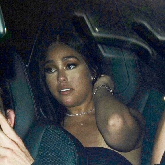 Jordyn Woods est allée fêter l'anniversaire de S. Karanikolaou au Bootsy Bellows à West Hollywood, Los Angeles. Jordyn fait 2 doigts d'honneur aux photographes! Le 7 juin 2019.