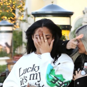 Exclusif - Kylie Jenner et son amie Jordyn Woods s'amusent avec les photographes en se cachant le visage avec des petites mains en plastique à la sortie d'un restaurant à Calabasas, le 1er décembre 2018