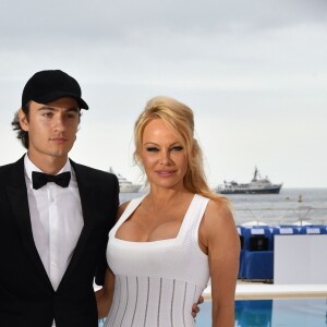 Brandon Lee et sa mère Pamela Anderson lors de la soirée Amber Lounge Monaco 2019 au profit de la fondation de Jackie Stewart "Race Against Dementia" à l'hôtel Méridien Beach Plaza à Monaco, le 24 mai 2019. © Bruno Bebert / Bestimage