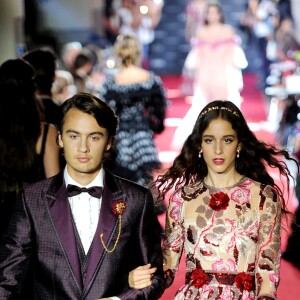 Brandon Thomas Lee (fils de Pamela Anderson) et Coco Konig lors du défilé printemps / été 2018 Secret Show de Dolce & Gabbana à Milan le 23 septembre 2017.