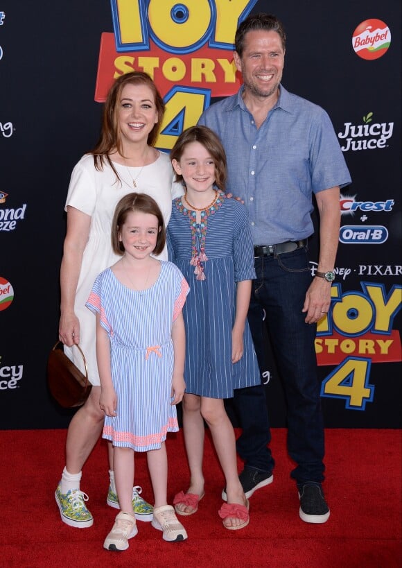 Alyson Hannigan, son mari Alexis Denisof et leurs filles Satyana et Keeva à la première du film d'animation Disney et Pixar "Toy Story 4" au théâtre El Capitan à Los Angeles, Californie, Etats-Unis, le 11 juin 2019.