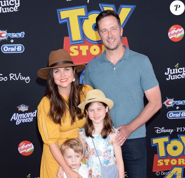 Tiffani Thiessen, son mari Brady Smith et leurs enfants Holt et Harper à la première du film d'animation Disney et Pixar "Toy Story 4" au théâtre El Capitan à Los Angeles, Californie, Etats-Unis, le 11 juin 2019.