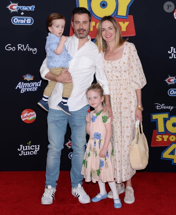 Jimmy Kimmel, son fils William Kimmel, sa fille Jane Kimmel et sa femme Molly McNearney à la première du film d'animation Disney et Pixar "Toy Story 4" au théâtre El Capitan à Los Angeles, Californie, Etats-Unis, le 11 juin 2019.