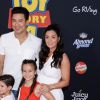 Courtney Laine Mazza (enceinte), son mari Mario Lopez et leur enfants Gia Francesca et Dominic à la première du film d'animation Disney et Pixar "Toy Story 4" au théâtre El Capitan à Los Angeles, Californie, Etats-Unis, le 11 juin 2019.