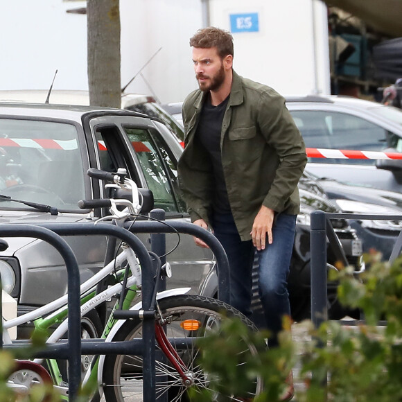 Exclusif - Matt Pokora (M Pokora) se lance un nouveau défi : jouer la comédie. En effet, le chanteur tourne les premières scènes de son premier film pour TF1 probablement intitulé "Les Oubliés" ou il interprète le rôle du fils d'une femme atteinte de la maladie d'Alzheimer. © Patrick Bernard/Bestimage
