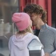 Exclusif - Kelly Rohrbach et son compagnon Steuart Walton se câlinent et s'embrassent dans les rues de Los Angeles. Le couple achète des cafés à emporter et se balade. Le 24 mars 2019.