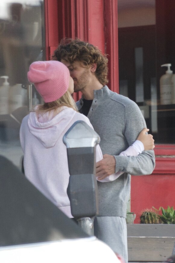 Exclusif - Kelly Rohrbach et son compagnon Steuart Walton se câlinent et s'embrassent dans les rues de Los Angeles. Le couple achète des cafés à emporter et se balade. Le 24 mars 2019.