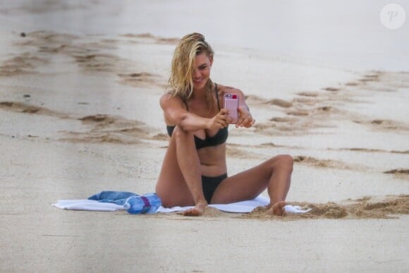 Exclusif - Kelly Rohrbach topless sur la plage à Honolulu avec des amis, le 14 janvier 2018.