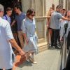 Victoria Beckham et son fils Romeo - La famille Beckham quitte Seville après le mariage de Sergio Ramos et Pilar Rubio en Espagne, le 16 juin 2019.
