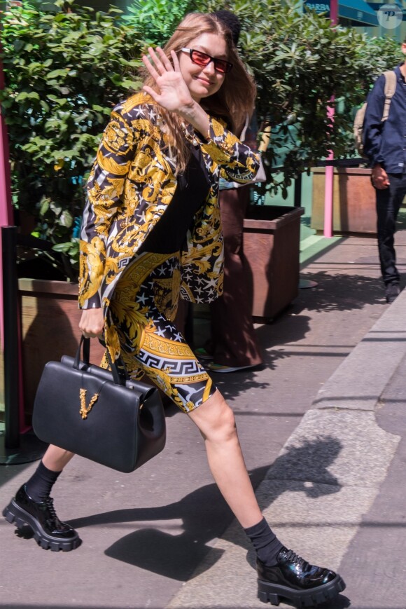 Gigi Hadid - Les mannequins arrivent au défile Versace à l'occasion de la Fashion Week à Milan en Italie, le 15 juin 2019.