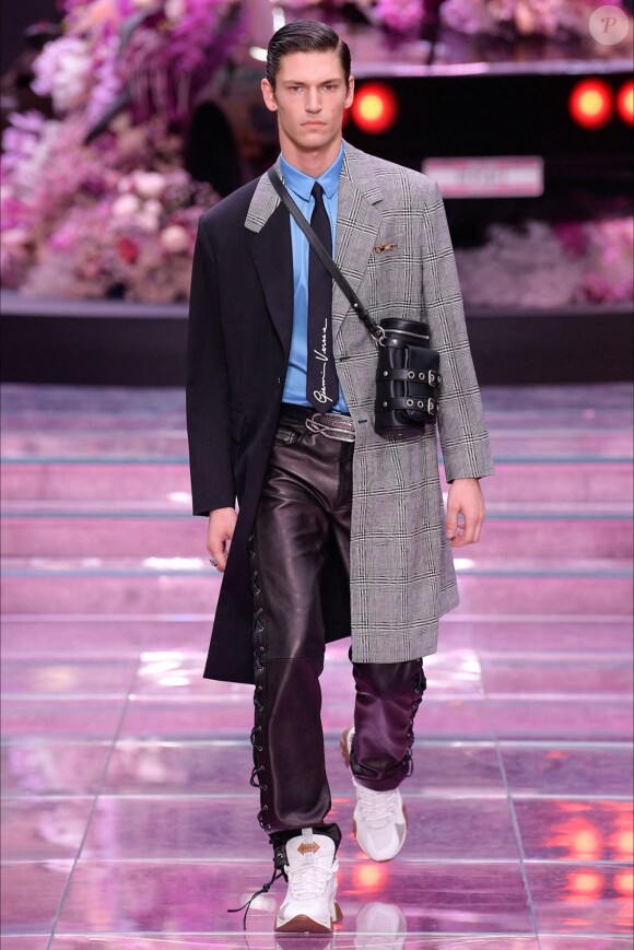 Les mannequins au défilé Versace à l'occasion de la Fashion Week à Milan en Italie, le 15 juin 2019. 