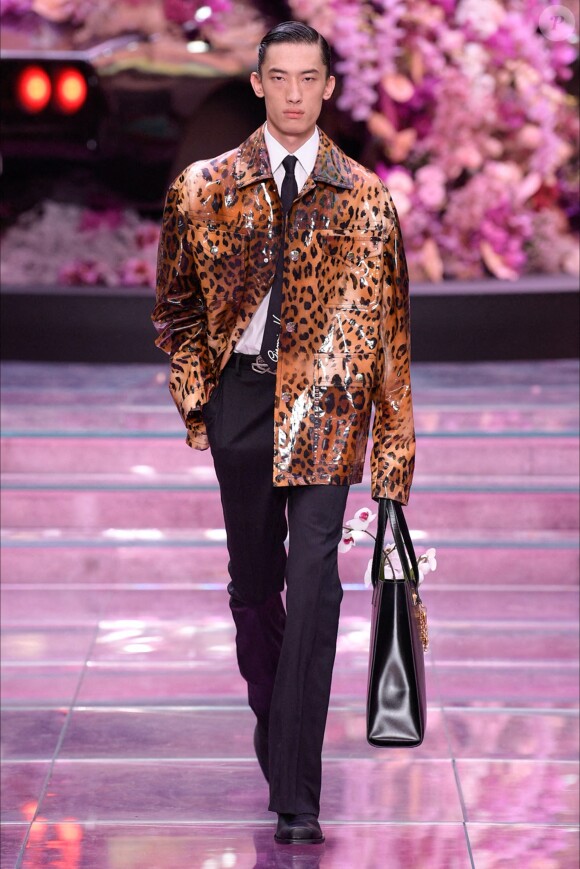 Les mannequins au défilé Versace à l'occasion de la Fashion Week à Milan en Italie, le 15 juin 2019. 