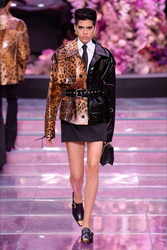 Les mannequins au défilé Versace à l'occasion de la Fashion Week à Milan en Italie, le 15 juin 2019. 