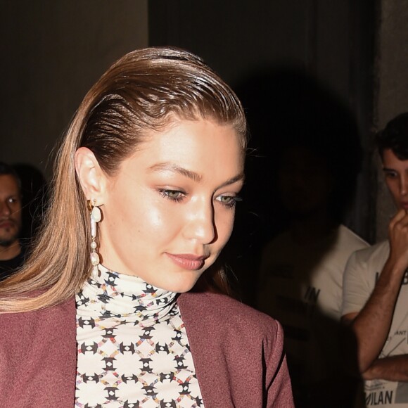 Bella Hadid et sa soeur Gigi ont été aperçues pendant la Fashion Week à Milan en Italie, le 15 juin 2019.