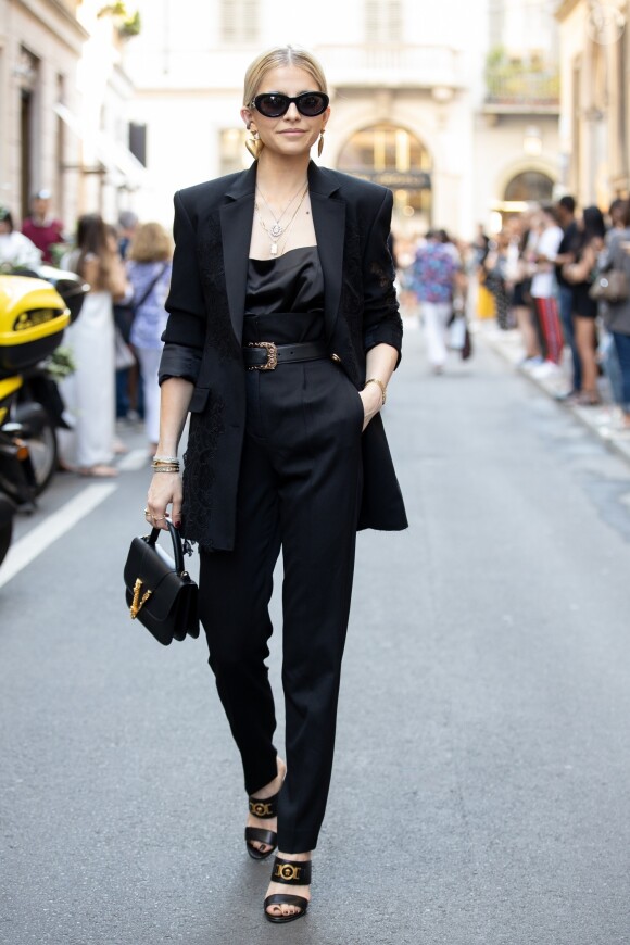 Karoline Daur arrive au défile Versace à l'occasion de la Fashion Week à Milan en Italie, le 15 juin 2019.