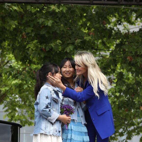 Laeticia Hallyday et ses filles Jade et Joy inaugurent une esplanade portant le nom de Johnny Hallyday située en face du Zénith de Toulouse, le 15 juin 2019, date hautement symbolique puisque le rockeur aurait eu 76 ans. © Dominique Jacovides/Bestimage