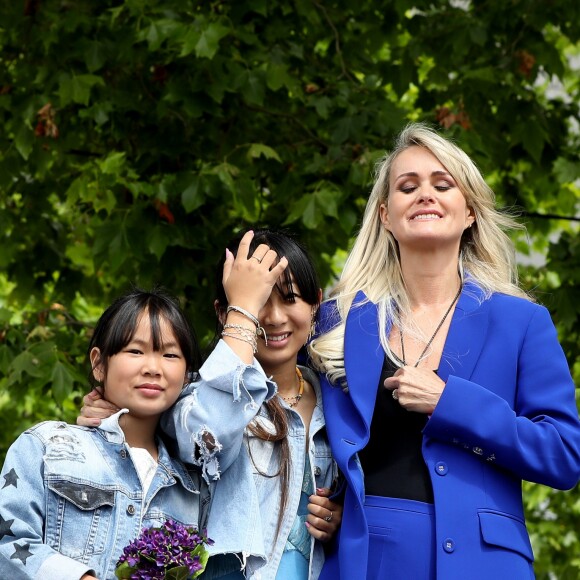 Laeticia Hallyday et ses filles Jade et Joy inaugurent une esplanade portant le nom de Johnny Hallyday située en face du Zénith de Toulouse, le 15 juin 2019, date hautement symbolique puisque le rockeur aurait eu 76 ans. © Dominique Jacovides/Bestimage