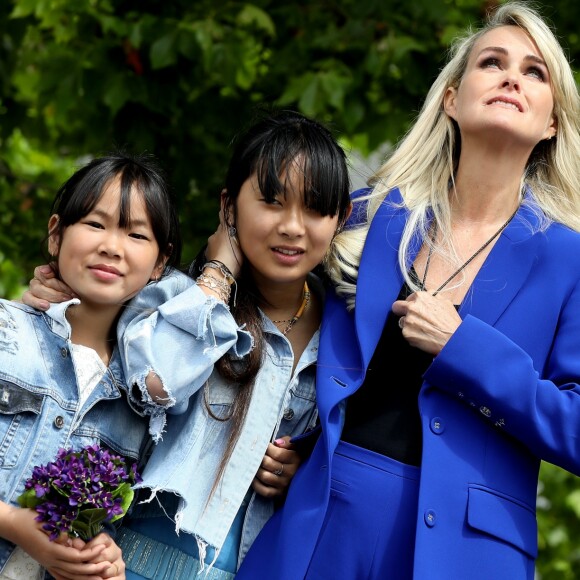 Laeticia Hallyday et ses filles Jade et Joy inaugurent une esplanade portant le nom de Johnny Hallyday située en face du Zénith de Toulouse, le 15 juin 2019, date hautement symbolique puisque le rockeur aurait eu 76 ans. © Dominique Jacovides/Bestimage