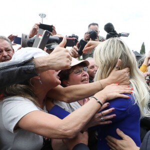 Laeticia Hallyday et ses filles Jade et Joy inaugurent une esplanade portant le nom de Johnny Hallyday située en face du Zénith de Toulouse, le 15 juin 2019, date hautement symbolique puisque le rockeur aurait eu 76 ans. © Dominique Jacovides/Bestimage