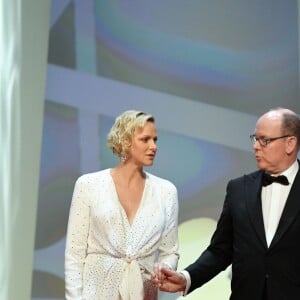 Le prince Albert II de Monaco et la princesse Charlene de Monaco (en robe Louis Vuitton) lors de la cérémonie de remise des Nymphes d'or du 59e Festival de Télévision de Monte-Carlo au Grimaldi Forum à Monaco le 18 juin 2019. © Bruno Bebert/Bestimage