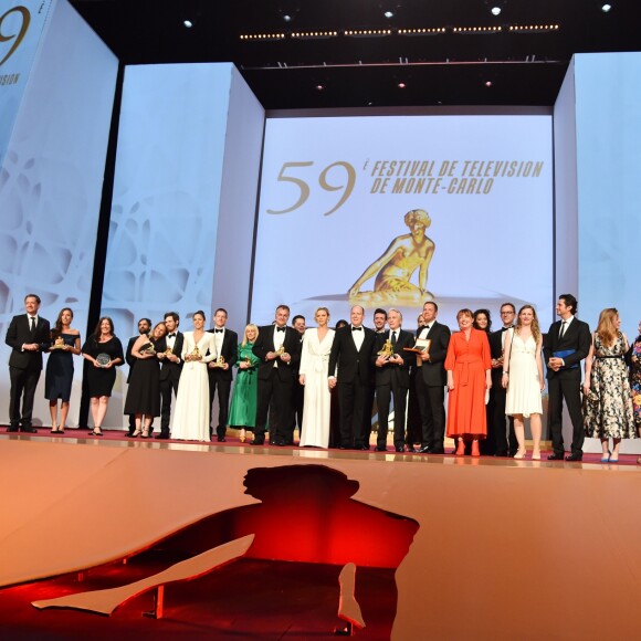 Le prince Albert II de Monaco et la princesse Charlene de Monaco entourés de tous les lauréats lors de la cérémonie de remise des Nymphes d'or du 59e Festival de Télévision de Monte-Carlo au Grimaldi Forum à Monaco le 18 juin 2019 : Michael Douglas (Nymphe de Cristal pour l'ensemble de sa carrière), Patricia Arquette (Prix de la meilleure atrice pour "Escape At Dannemora"), Naomi Levov (Meilleure Actrice dans une comédie pour "On The Spectrum"), Niv Majar (Meilleur Acteur dans une comédie pour "On The Spectrum"), Tom Watt-Smith et Liesel Evans (Prix Spécial du Prince Rainier III pour "Drowning in Plastic") © Bruno Bebert/Bestimage