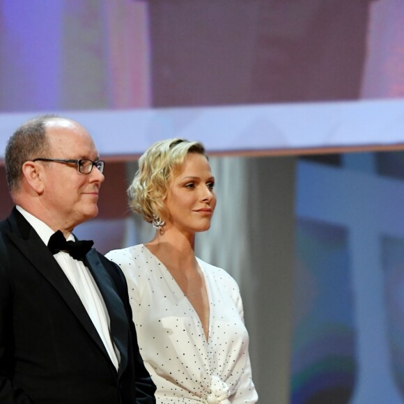 La princesse Charlene (robe Louis Vuitton) et le prince Albert II de Monaco sur scène lors de la cérémonie de remise des Nymphes d'or du 59e Festival de Télévision de Monte-Carlo au Grimaldi Forum à Monaco le 18 juin 2019. © Bruno Bebert/Bestimage