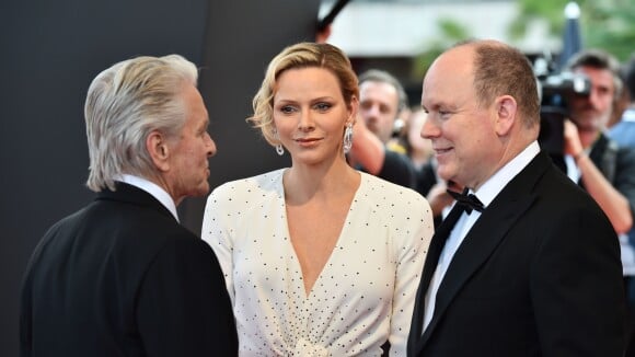 Charlene de Monaco : Audace et décolleté en Louis Vuitton pour Michael Douglas