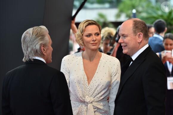 La princesse Charlene et le prince Albert II de Monaco rencontrant Michael Douglas lors du photocall de la cérémonie de remise des Nymphes d'or du 59e Festival de Télévision de Monte-Carlo le 18 juin 2019 au Grimaldi Forum à Monaco. © Bruno Bebert/Bestimage
