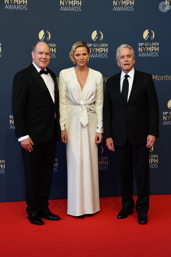 La princesse Charlene (robe Louis Vuitton) et le prince Albert II de Monaco posant avec Michael Douglas lors du photocall de la cérémonie de remise des Nymphes d'or du 59e Festival de Télévision de Monte-Carlo le 18 juin 2019 au Grimaldi Forum à Monaco. © Bruno Bebert/Bestimage