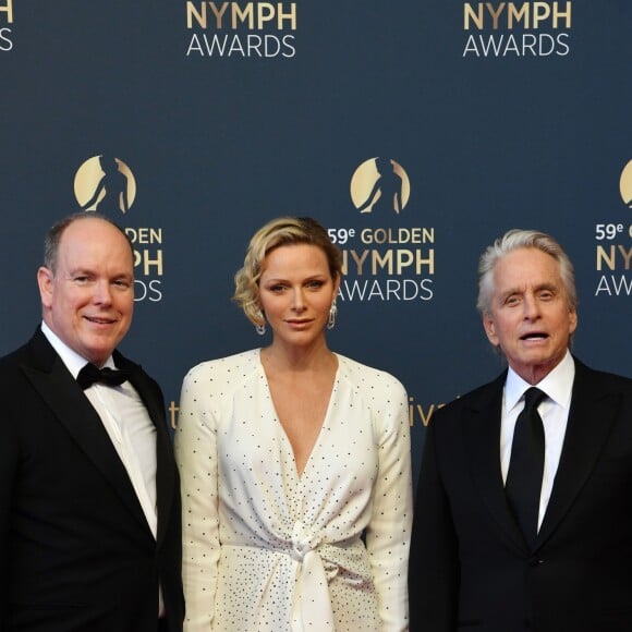 La princesse Charlene (robe Louis Vuitton) et le prince Albert II de Monaco posant avec Michael Douglas lors du photocall de la cérémonie de remise des Nymphes d'or du 59e Festival de Télévision de Monte-Carlo le 18 juin 2019 au Grimaldi Forum à Monaco. © Bruno Bebert/Bestimage