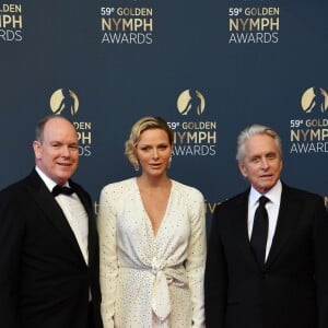 La princesse Charlene (robe Louis Vuitton) et le prince Albert II de Monaco posant avec Michael Douglas lors du photocall de la cérémonie de remise des Nymphes d'or du 59e Festival de Télévision de Monte-Carlo le 18 juin 2019 au Grimaldi Forum à Monaco. © Bruno Bebert/Bestimage