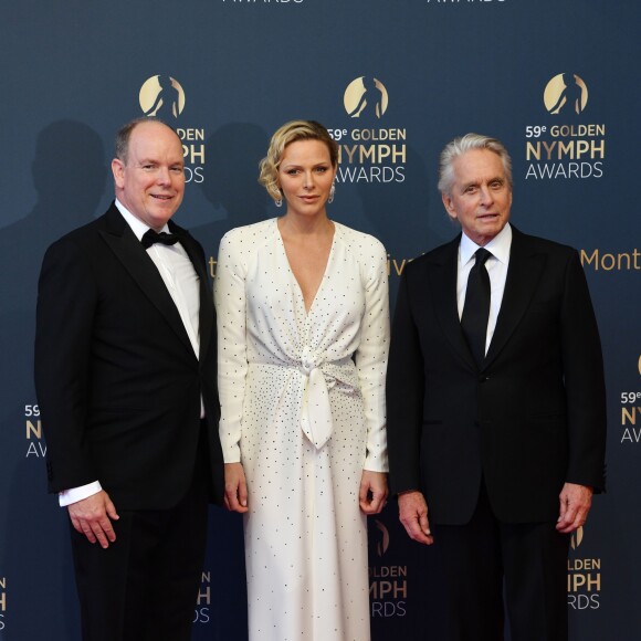 La princesse Charlene (robe Louis Vuitton) et le prince Albert II de Monaco posant avec Michael Douglas lors du photocall de la cérémonie de remise des Nymphes d'or du 59e Festival de Télévision de Monte-Carlo le 18 juin 2019 au Grimaldi Forum à Monaco. © Bruno Bebert/Bestimage
