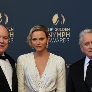La princesse Charlene (robe Louis Vuitton) et le prince Albert II de Monaco posant avec Michael Douglas lors du photocall de la cérémonie de remise des Nymphes d'or du 59e Festival de Télévision de Monte-Carlo le 18 juin 2019 au Grimaldi Forum à Monaco. © Bruno Bebert/Bestimage