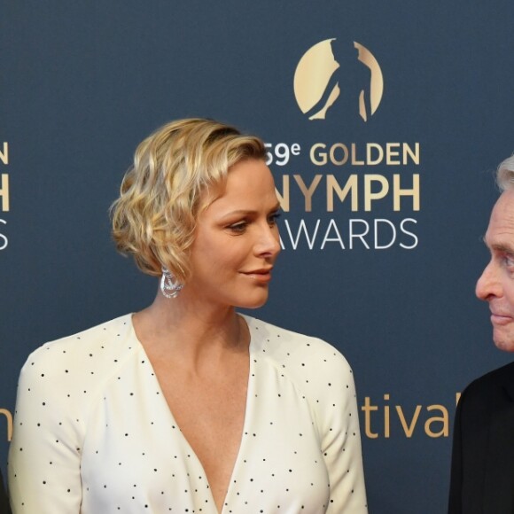 La princesse Charlene (robe Louis Vuitton) et le prince Albert II de Monaco posant avec Michael Douglas lors du photocall de la cérémonie de remise des Nymphes d'or du 59e Festival de Télévision de Monte-Carlo le 18 juin 2019 au Grimaldi Forum à Monaco. © Bruno Bebert/Bestimage
