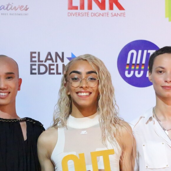 Bilal Hassani, personnalité LGBTI de l'année, entourée de l'acteur Yuming Hey et de la cheffe d'orchestre Uèle Lamore au photocall de la 3e cérémonie des Out d'Or, qui célèbrent la visibilité des personnes LGBTI, au Cabaret Sauvage le 18 juin 2019.