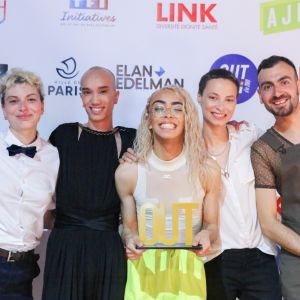 Bilal Hassani, personnalité LGBTI de l'année, l'acteur Yuming Hey, la cheffe d'orchestre Uèle Lamore et les coprésidents de l'AJL, Clémence Allezard et Clément Giuliano, au photocall de la 3e cérémonie des Out d'Or, qui célèbrent la visibilité des personnes LGBTI, au Cabaret Sauvage le 18 juin 2019.