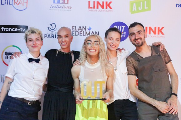 Bilal Hassani, personnalité LGBTI de l'année, l'acteur Yuming Hey, la cheffe d'orchestre Uèle Lamore et les coprésidents de l'AJL, Clémence Allezard et Clément Giuliano, au photocall de la 3e cérémonie des Out d'Or, qui célèbrent la visibilité des personnes LGBTI, au Cabaret Sauvage le 18 juin 2019.