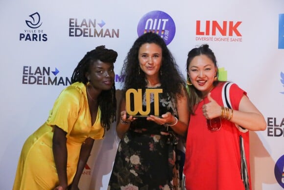 Dolores Bakela, Grace Ly et la journaliste Haifa Zeaiter pour Raseef22, lauréat en presse étrangère, au photocall de la 3e cérémonie des Out d'Or, qui célèbrent la visibilité des personnes LGBTI, au Cabaret Sauvage le 18 juin 2019.