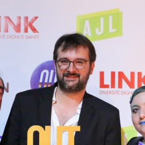Bruno Solo et la jouranaliste Olga Volfson entourent le rédacteur en chef adjoint de l'Equipe mag, laurétat du prix de la rédaction engagée, au photocall de la 3e cérémonie des Out d'Or, qui célèbrent la visibilité des personnes LGBTI, au Cabaret Sauvage le 18 juin 2019.