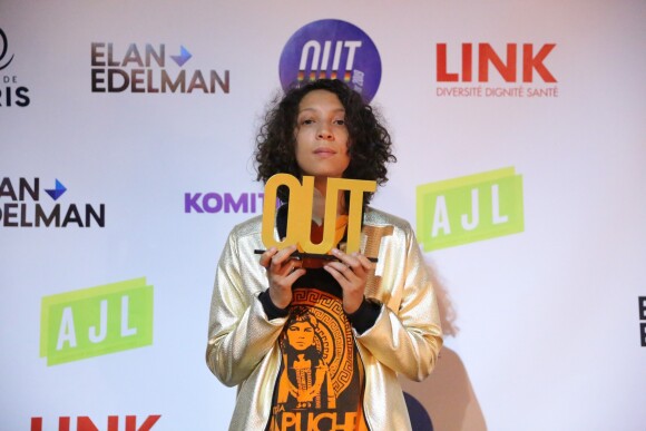Léonie Pernet (coup d'éclat artistique) au photocall de la 3e cérémonie des Out d'Or, qui célèbrent la visibilité des personnes LGBTI, au Cabaret Sauvage le 18 juin 2019.