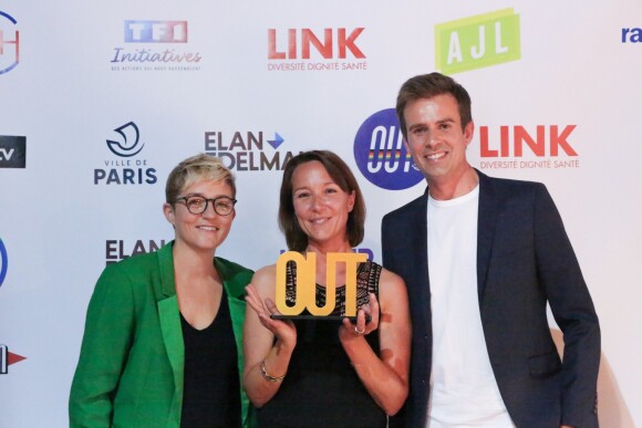 Marie Labory et Jean-Baptiste Marteau avec Coralie Moreau, lauréate de l'enquête/reportage, au photocall de la 3e cérémonie des Out d'Or, qui célèbrent la visibilité des personnes LGBTI, au Cabaret Sauvage le 18 juin 2019.