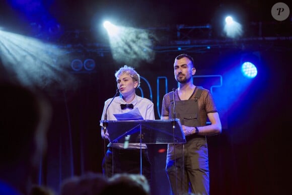 Clémence Allezard et Clément Giuliano, coprésidents de l'AJL, lors de la 3e cérémonie des Out d'Or, qui célèbrent la visibilité des personnes LGBTI, au Cabaret Sauvage le 18 juin 2019.