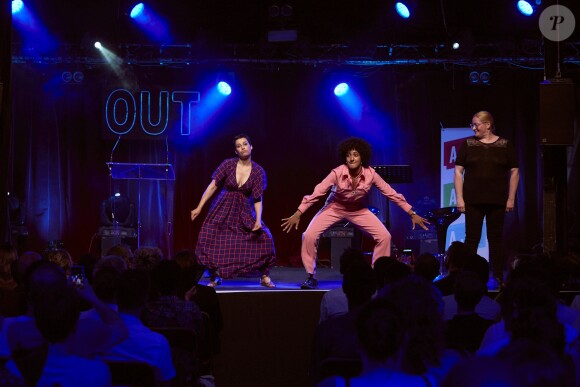 Les maîtresses de cérémonie Nora Bouazzouni et Tahnee lors de la 3e cérémonie des Out d'Or, qui célèbrent la visibilité des personnes LGBTI, au Cabaret Sauvage le 18 juin 2019.