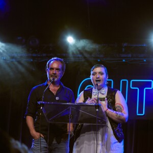 Bruno Solo et la journaliste Olga Volfson lors de la 3e cérémonie des Out d'Or, qui célèbrent la visibilité des personnes LGBTI, au Cabaret Sauvage le 18 juin 2019.